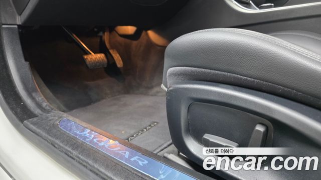 Jaguar XF 2018 — photo 31