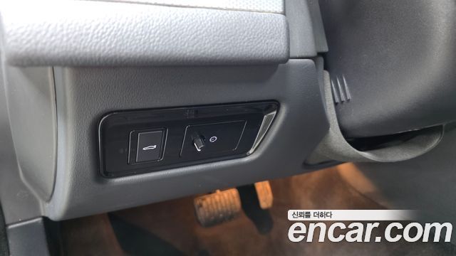 Jaguar XF 2018 — photo 32
