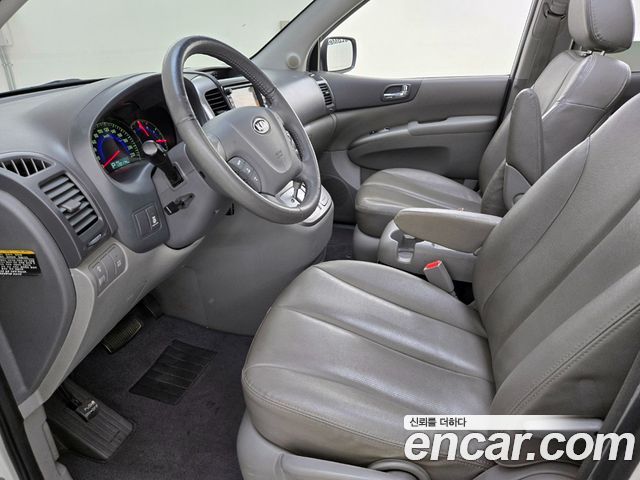Kia Canival 2011 — photo 8