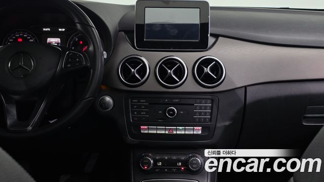 Mercedes-Benz B-Class 2016 — photo 12