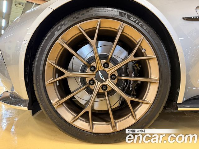 Aston Martin Vantage 2025 — photo 5