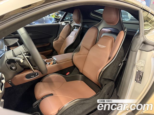Aston Martin Vantage 2025 — photo 10