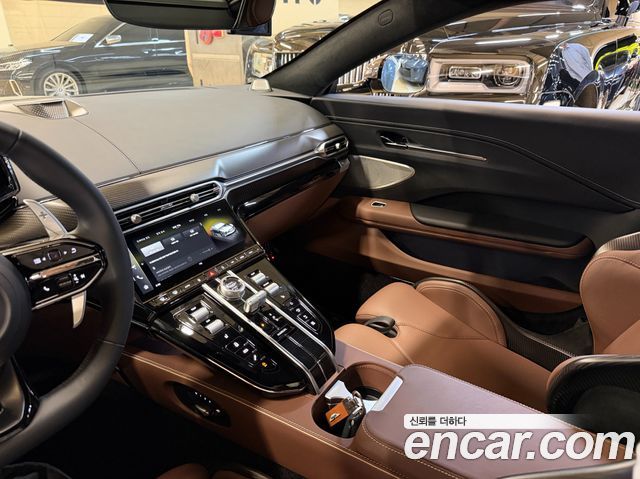 Aston Martin Vantage 2025 — photo 11