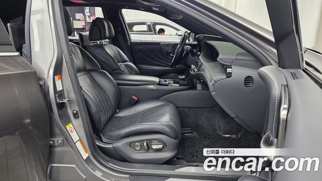 Lexus LS 2019 — photo 11