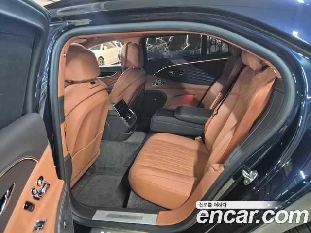 Bentley Flying Spur 2023 — photo 9