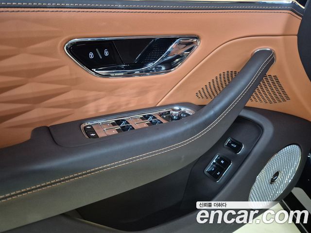 Bentley Flying Spur 2023 — photo 18