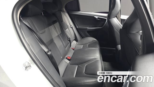 Volvo S60 2015 — photo 12