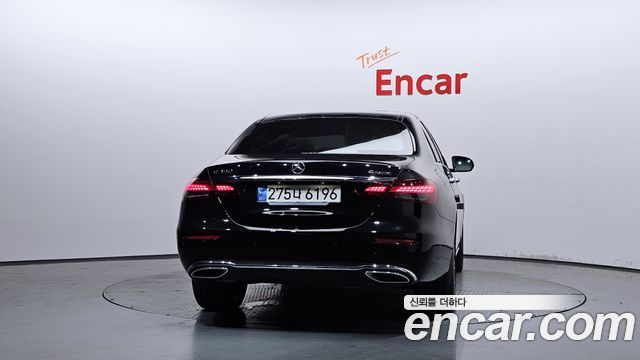 Mercedes-Benz E-Class 2023 — photo 4