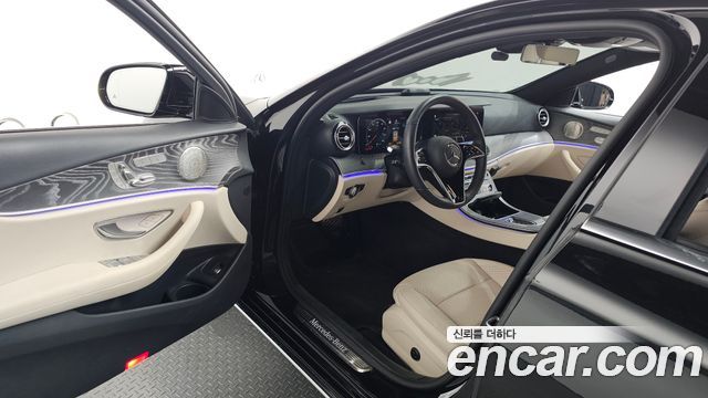 Mercedes-Benz E-Class 2023 — photo 13