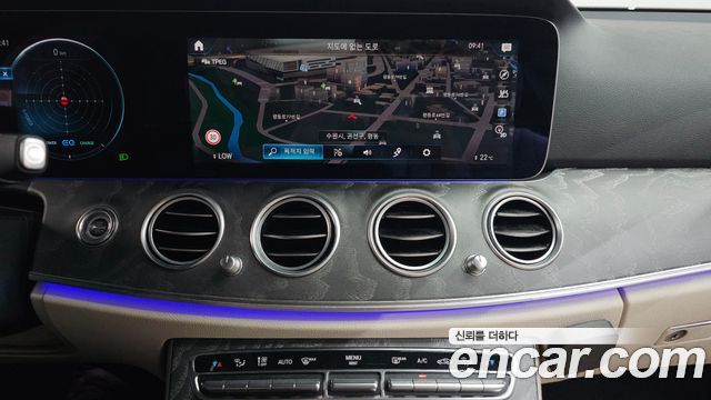 Mercedes-Benz E-Class 2023 — photo 18
