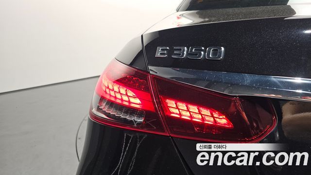 Mercedes-Benz E-Class 2023 — photo 9