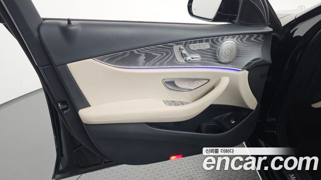 Mercedes-Benz E-Class 2023 — photo 14