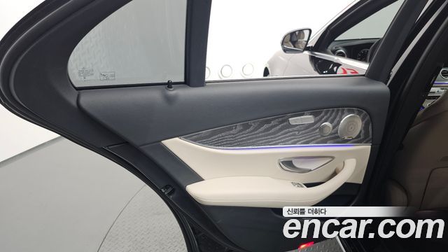 Mercedes-Benz E-Class 2023 — photo 15