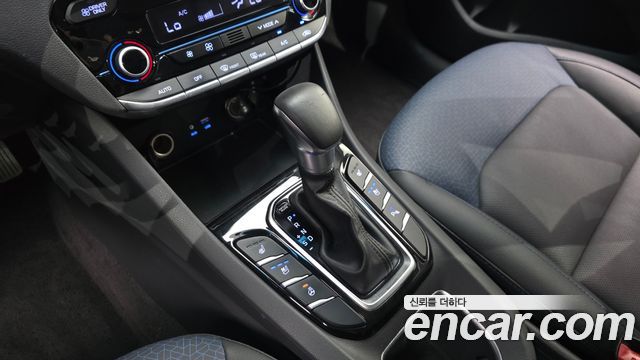 Hyundai Ioniq 2017 — photo 12