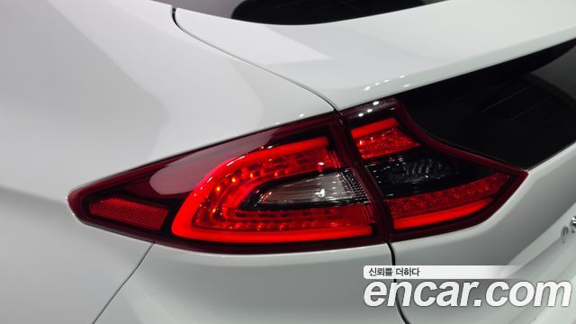 Hyundai Ioniq 2017 — photo 9