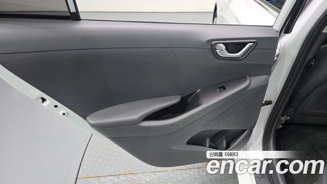 Hyundai Ioniq 2017 — photo 15