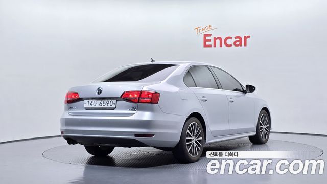Volkswagen Jetta 2015 — photo 2