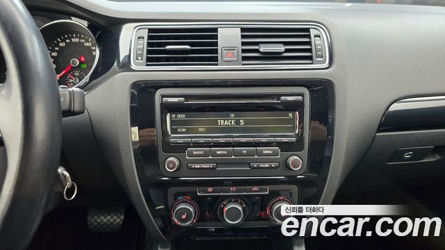 Volkswagen Jetta 2015 — photo 14