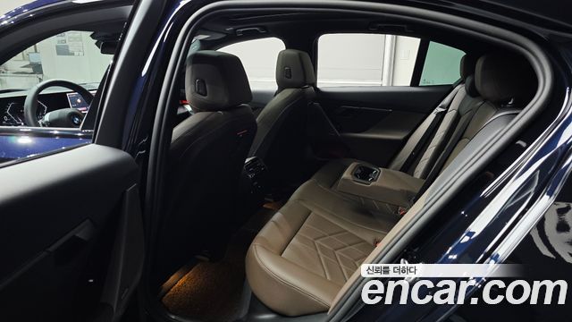BMW 5-Series 2025 — photo 20