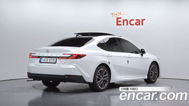 Toyota Camry 2025 — photo 2