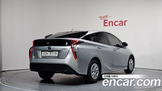 Toyota Prius 2017 — photo 2