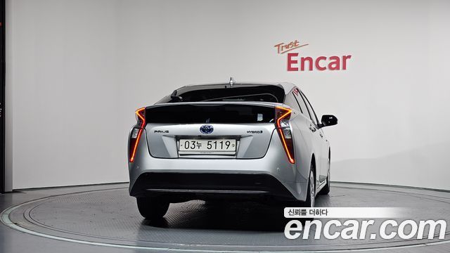 Toyota Prius 2017 — photo 4