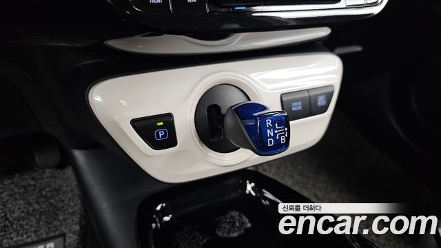 Toyota Prius 2017 — photo 9