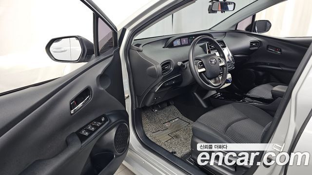 Toyota Prius 2017 — photo 10