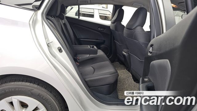 Toyota Prius 2017 — photo 12