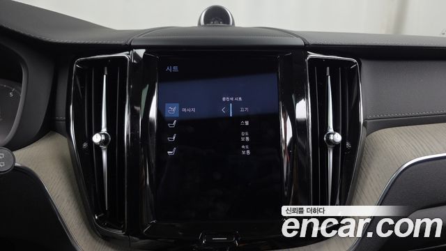 Volvo XC60 2021 — photo 16