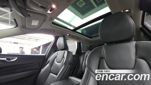 Volvo XC60 2021 — photo 18