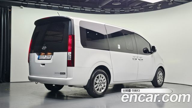 Hyundai Staria 2025 — photo 2