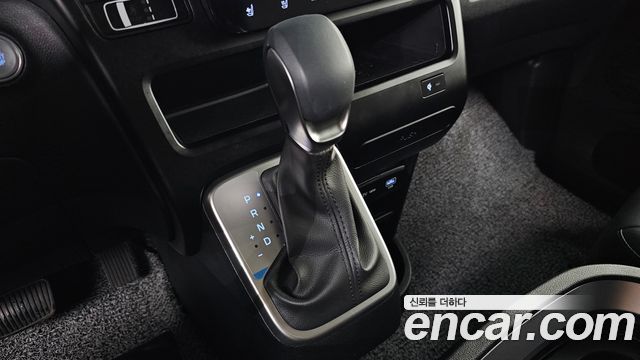 Hyundai Staria 2025 — photo 9