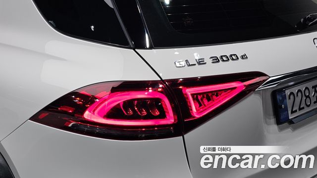 Mercedes-Benz GLE-Class 2023 — photo 9