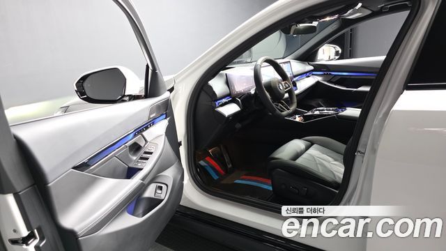 BMW 5-Series 2025 — photo 10