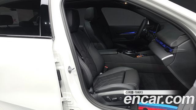 BMW 5-Series 2025 — photo 11