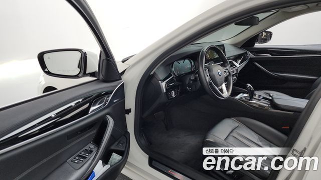 BMW 5-Series 2018 — photo 10