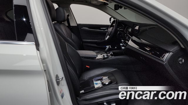 BMW 5-Series 2018 — photo 11