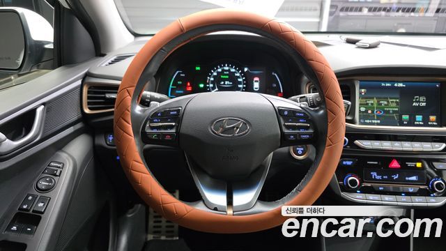 Hyundai Ioniq 2017 — photo 12
