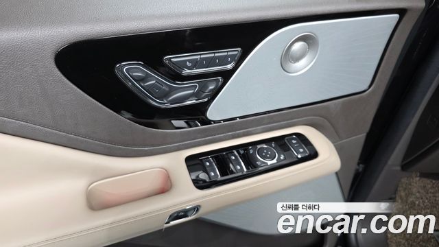 Lincoln Aviator 2022 — photo 31
