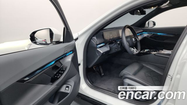 BMW 5-Series 2026 — photo 10