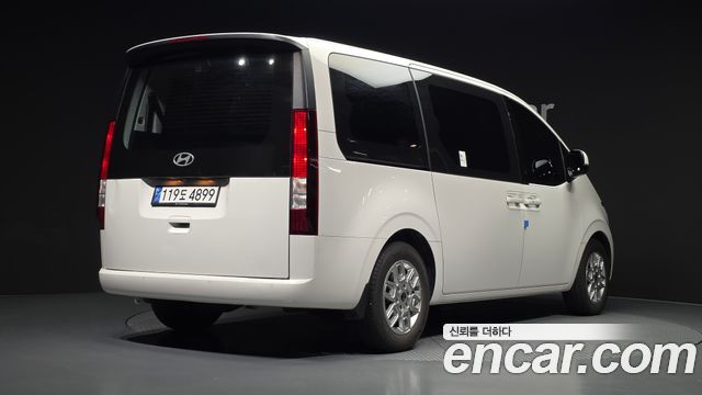 Hyundai Staria 2025 — photo 2