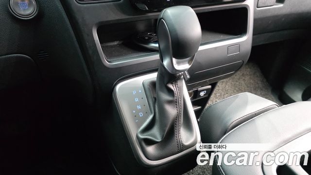 Hyundai Staria 2025 — photo 9