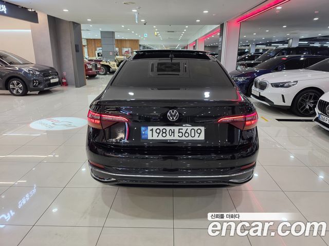 Volkswagen Jetta 2023 — photo 4