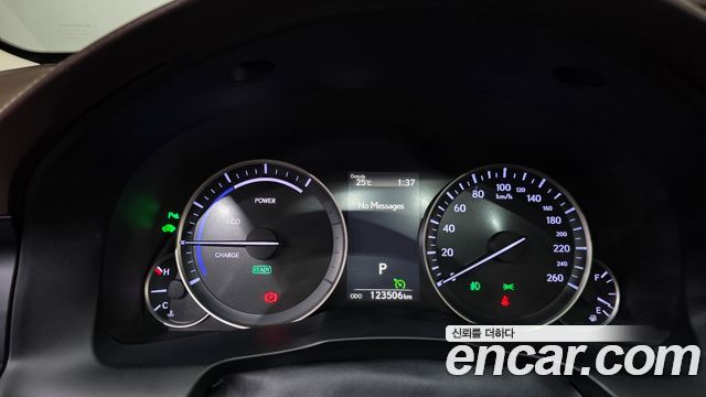 Lexus ES 2018 — photo 11