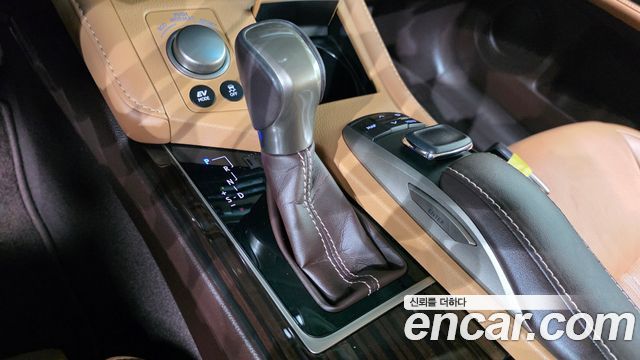 Lexus ES 2018 — photo 12