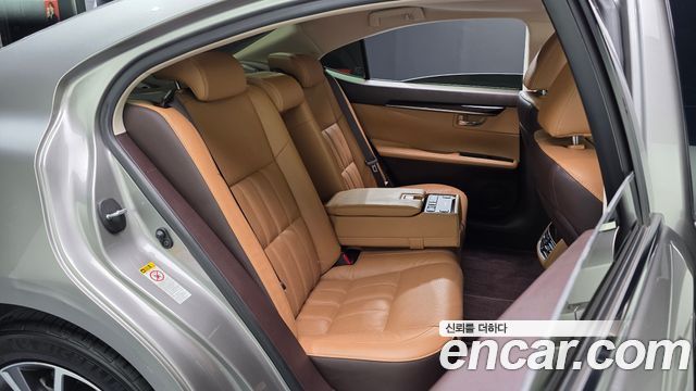 Lexus ES 2018 — photo 17