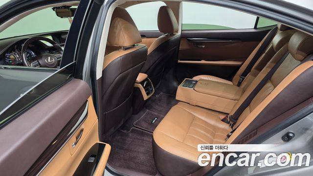 Lexus ES 2018 — photo 18
