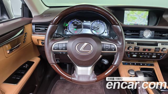 Lexus ES 2018 — photo 19