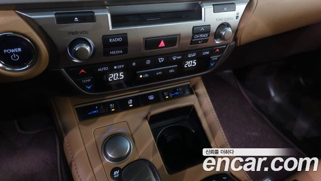 Lexus ES 2018 — photo 22